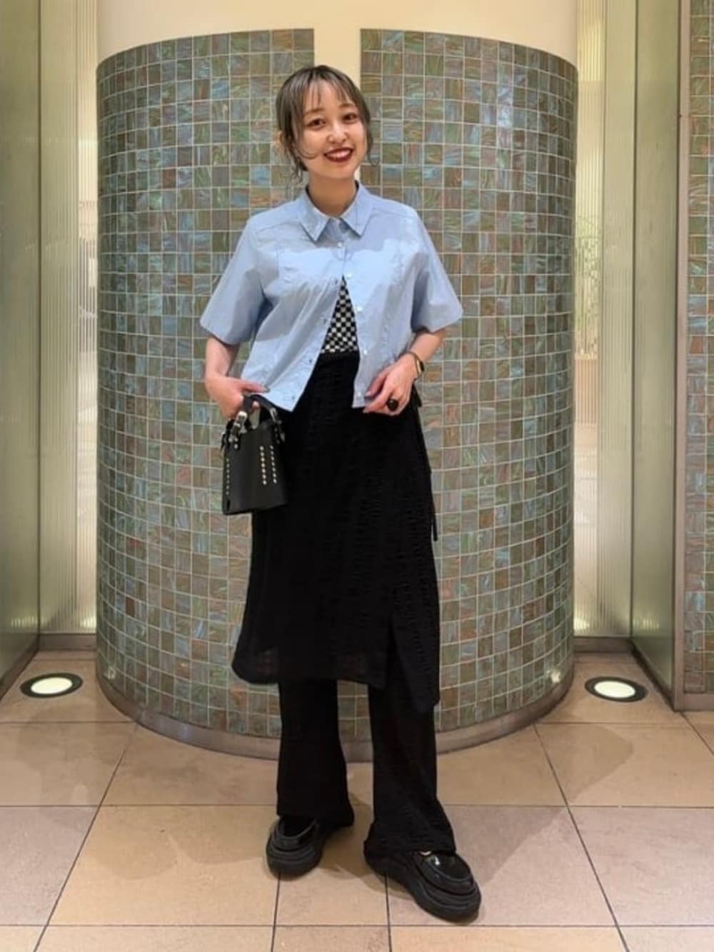 ブラック系のその他パンツ、ブルー系のシャツ/ブラウス、ブラック系のローファーを着用したレディースの夏コーディネートの1枚目の写真