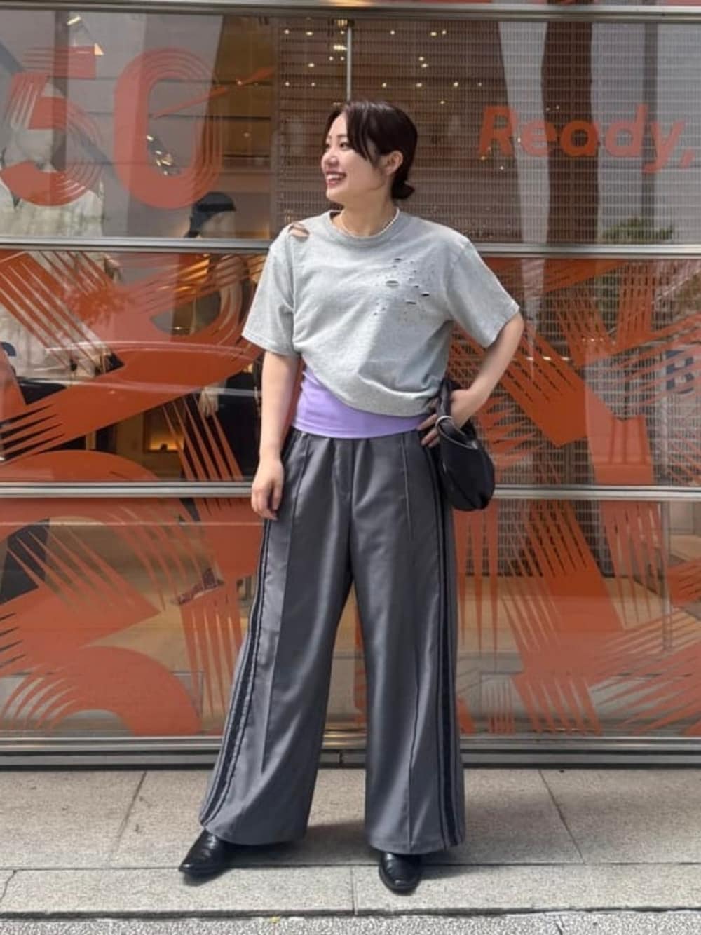 グレー系のその他パンツ、ブラック系のトートバッグ、シルバー系のTシャツ/カットソーを着用したレディースの夏コーディネートの1枚目の写真
