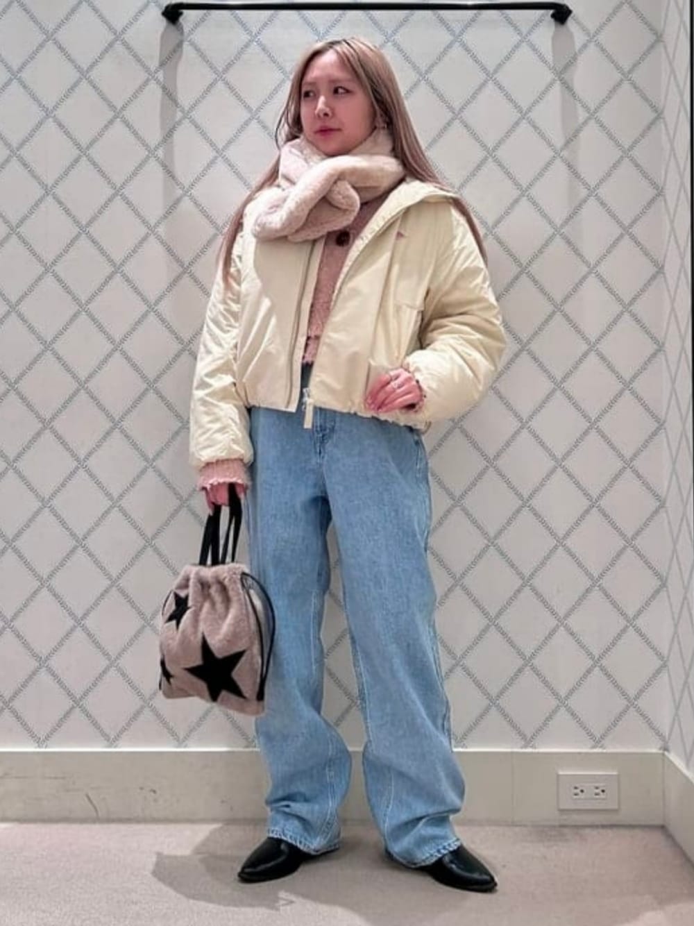 ホワイト系のダウンジャケット/コート、ブルー系のデニムパンツ、ベージュ系のトートバッグを着用したレディースの冬コーディネートの1枚目の写真