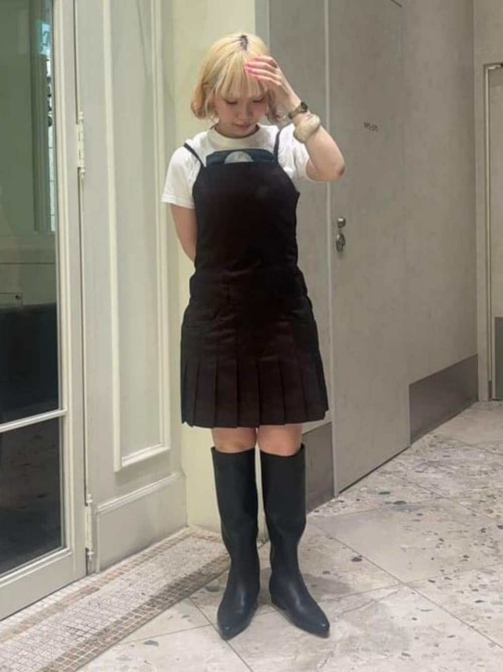 ホワイト系のTシャツ/カットソー、ブラウン系のワンピースを着用したレディースの秋コーディネートの1枚目の写真
