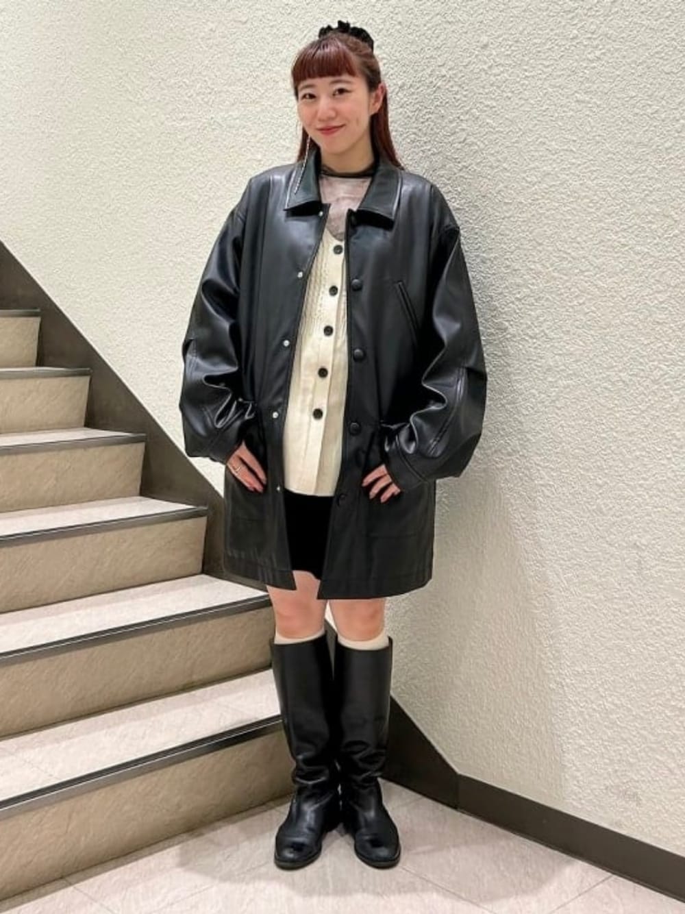 ブラウン系のTシャツ/カットソー、ブラック系のその他アウター、ホワイト系のベストを着用したレディースの秋コーディネートの1枚目の写真