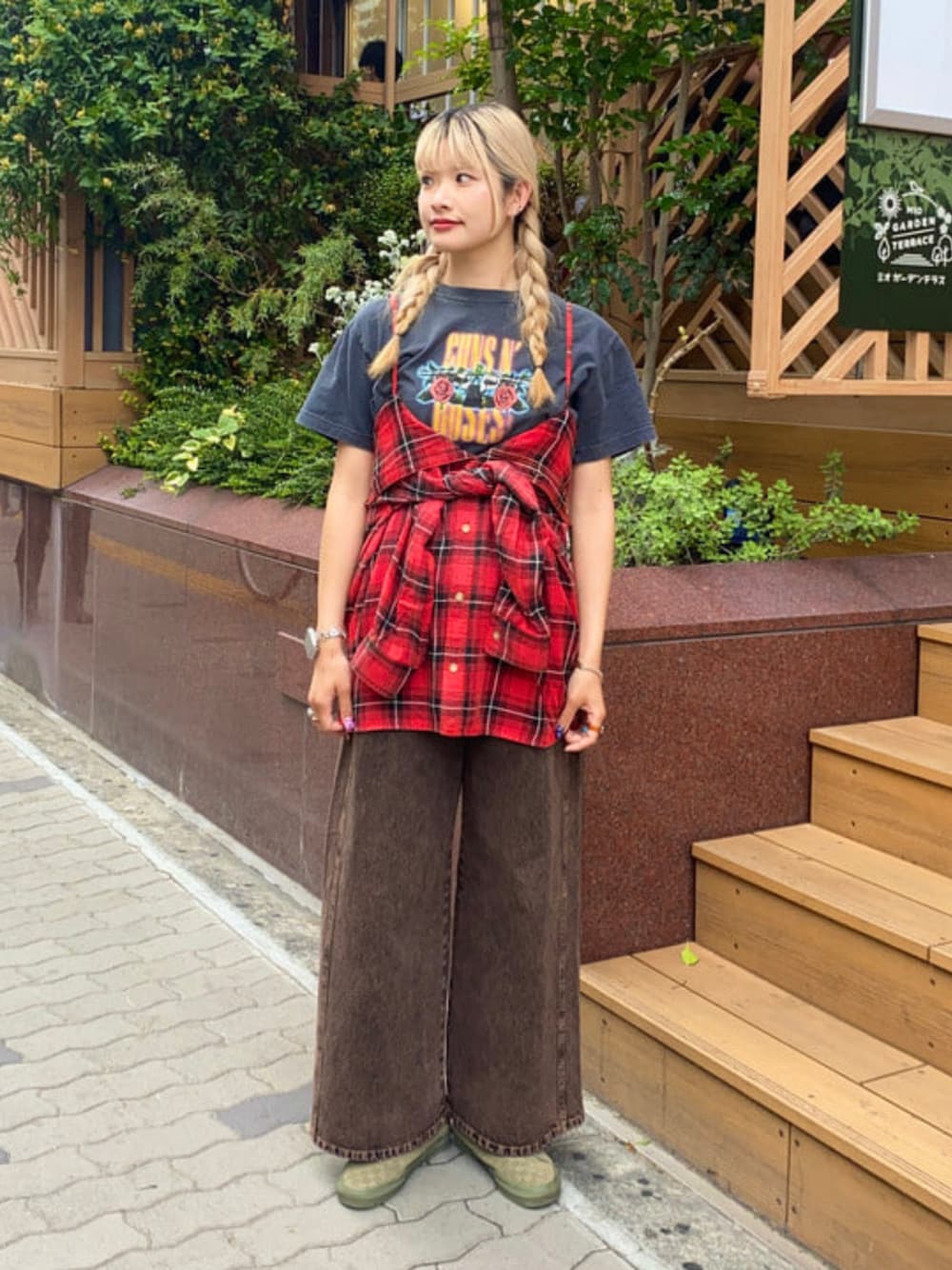 ブラウン系のデニムパンツ、ブラック系のTシャツ/カットソー、レッド系のシャツ/ブラウスを着用したレディースの夏コーディネートの1枚目の写真