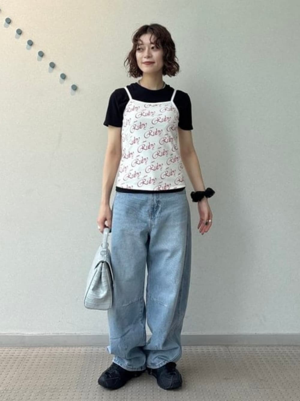 ブルー系のデニムパンツ、ホワイト系のTシャツ/カットソー、ブルー系のトートバッグを着用したレディースの夏コーディネートの1枚目の写真