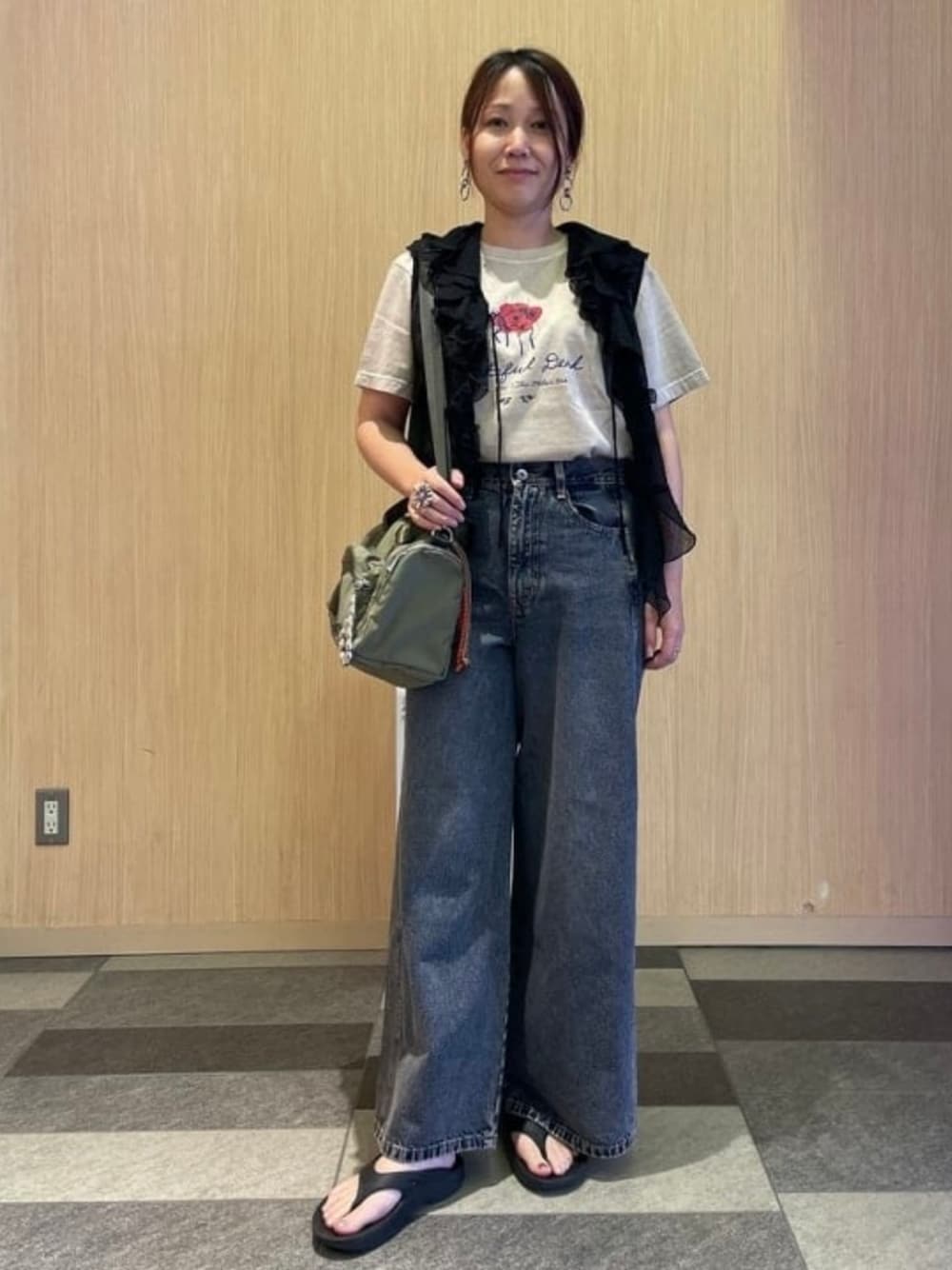 ブルー系のデニムパンツ、ブラック系のシャツ/ブラウス、ベージュ系のTシャツ/カットソーを着用したレディースの夏コーディネートの1枚目の写真