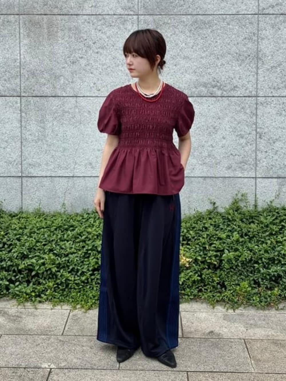 レッド系のシャツ/ブラウス、レッド系のネックレスを着用したレディースの夏コーディネートの1枚目の写真