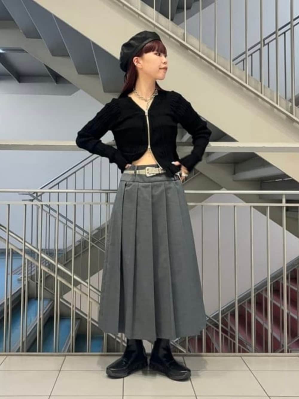 グレー系のスカート、ブラック系のカーディガン/ボレロ、ブラック系のハンチング/ベレー帽を着用したレディースの夏コーディネートの1枚目の写真