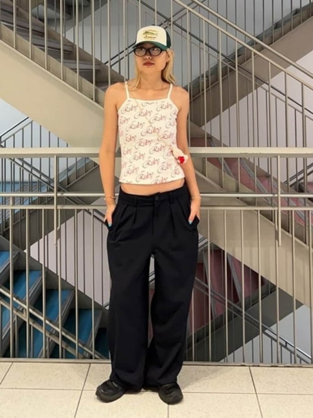 ホワイト系のTシャツ/カットソー、その他のネックレスを着用したレディースの夏コーディネートの1枚目の写真