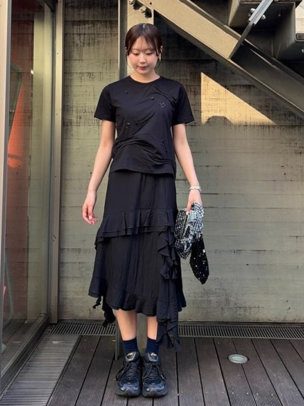 ブラック系のTシャツ/カットソーを着用したレディースの夏コーディネートの1枚目の写真