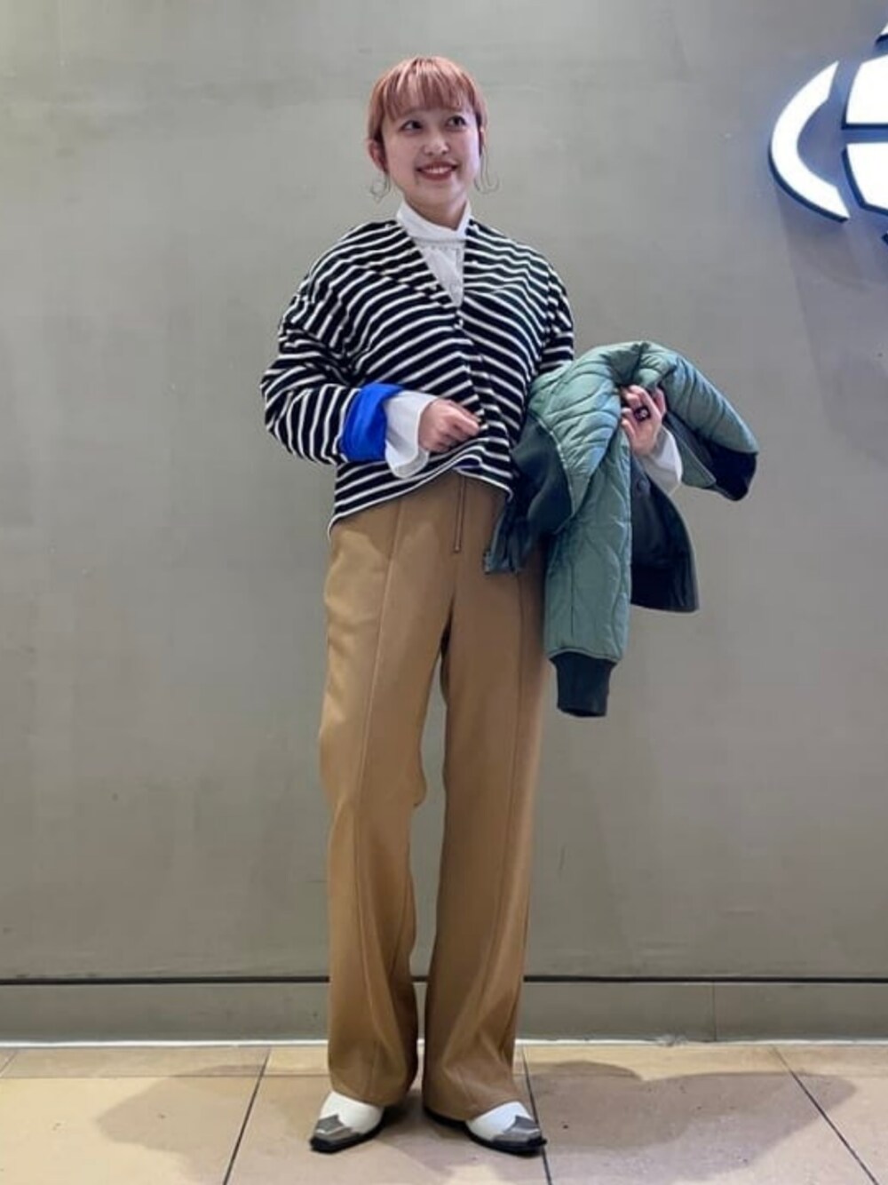 ブラウン系のその他パンツ、ブラック系のカーディガン/ボレロを着用したレディースの冬コーディネートの1枚目の写真