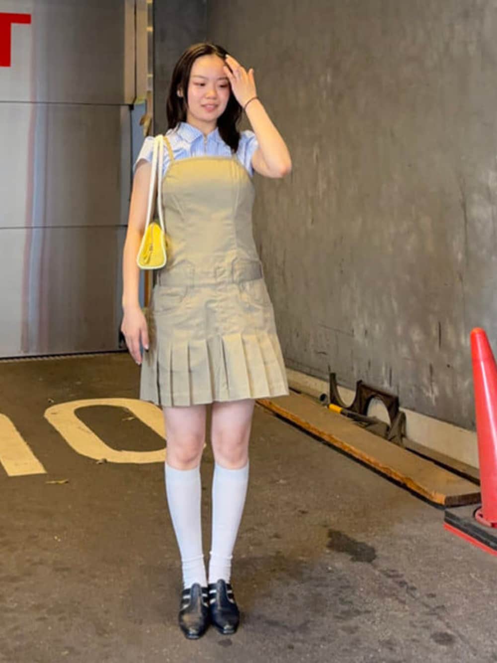 イエロー系のトートバッグ、グリーン系のワンピースを着用したレディースの夏コーディネートの1枚目の写真