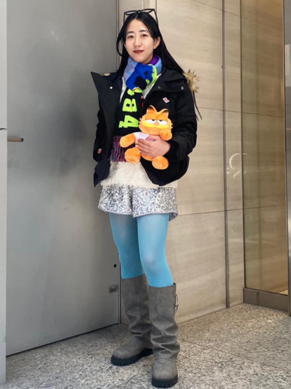 ブラック系のダウンジャケット/コート、その他のマフラーを着用したレディースの冬コーディネートの1枚目の写真