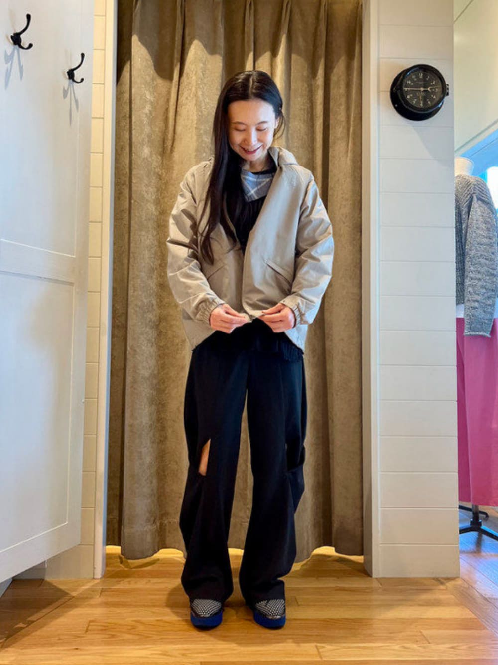 グレー系のブルゾン、ブラック系のその他パンツを着用したレディースの春コーディネートの1枚目の写真