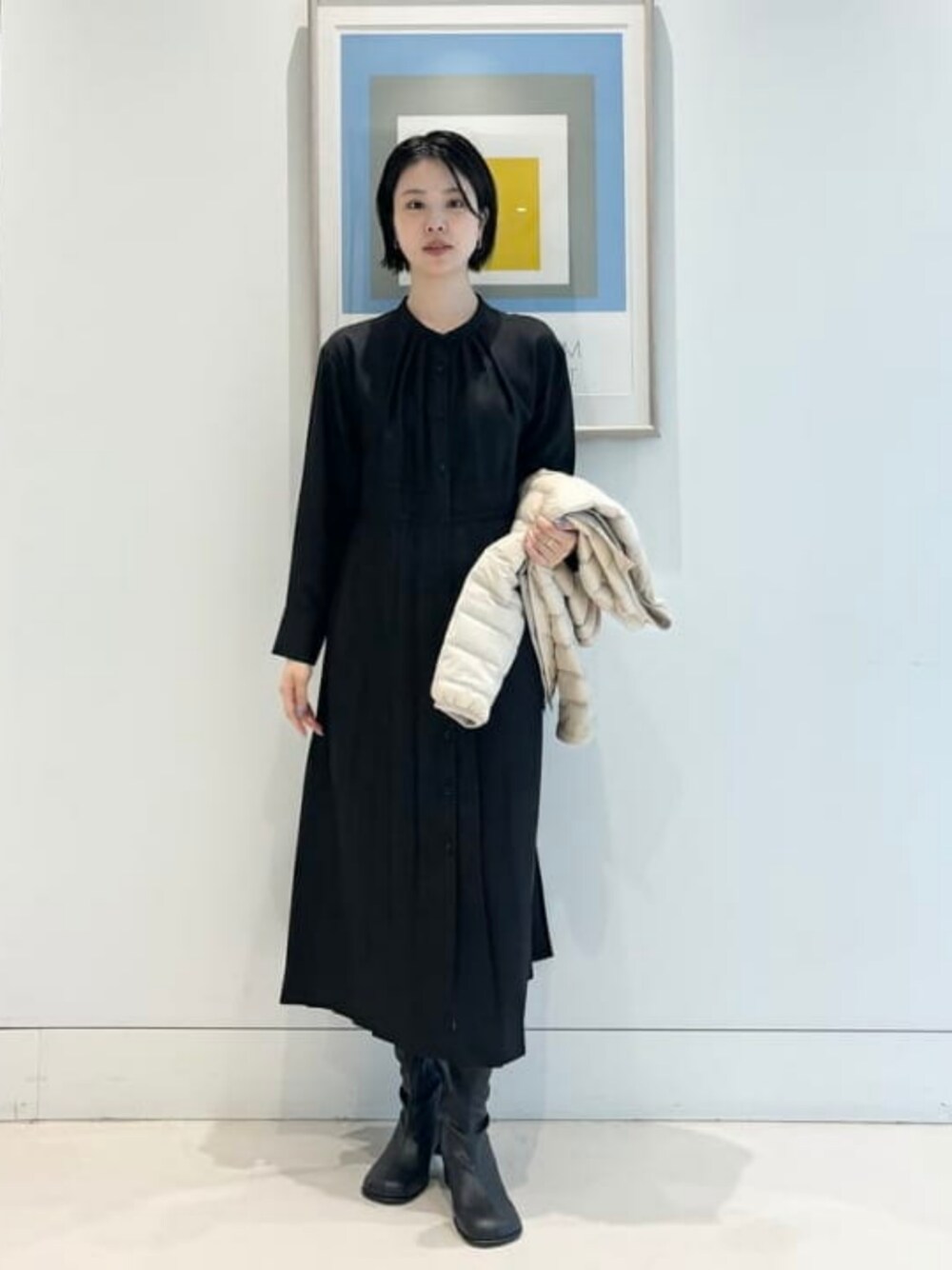 「Ray BEAMS、ワンピース、ワンピーススタイル、インナーダウン、アツいコーデ全部見せ、休日スタイル、ブラックコーデ、モノトーン、お出かけコーデ、オトナカワイイ、大人コーデ、おしゃれさんと繋がりたい、秋先取りコーデ、秋服準備はじめました、リラックススタイル」｜「DANTONのDANTON / インナー ダウン ジャケット（ダウンジャケット/コート、ホワイト系）」を使った、Ray BEAMSさん（レディース・161cm）の夏コーディネートの1枚目の写真