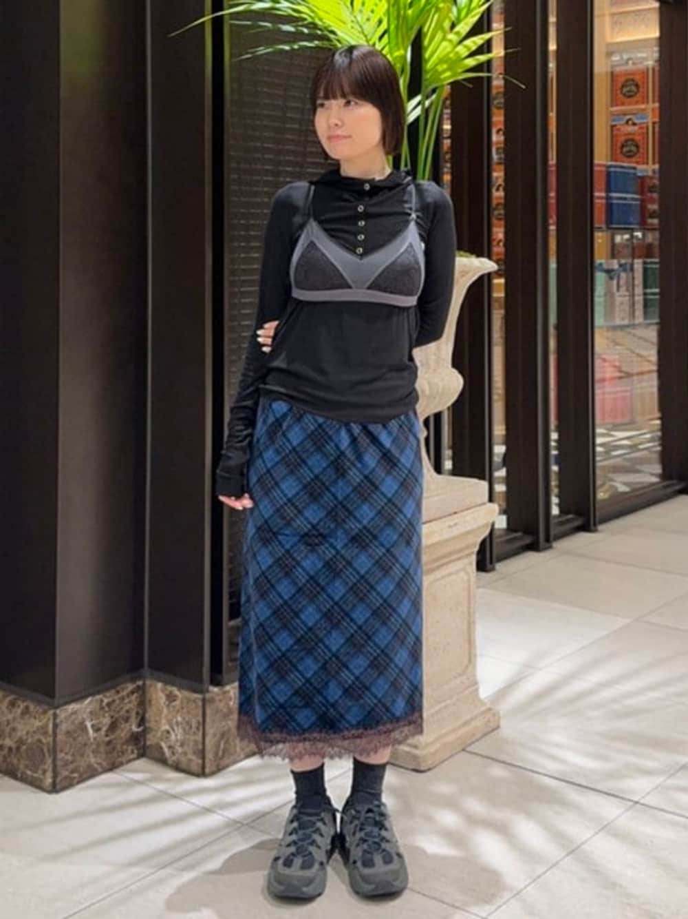 ブルー系のスカート、ブラック系のTシャツ/カットソーを着用したレディースの秋コーディネートの1枚目の写真