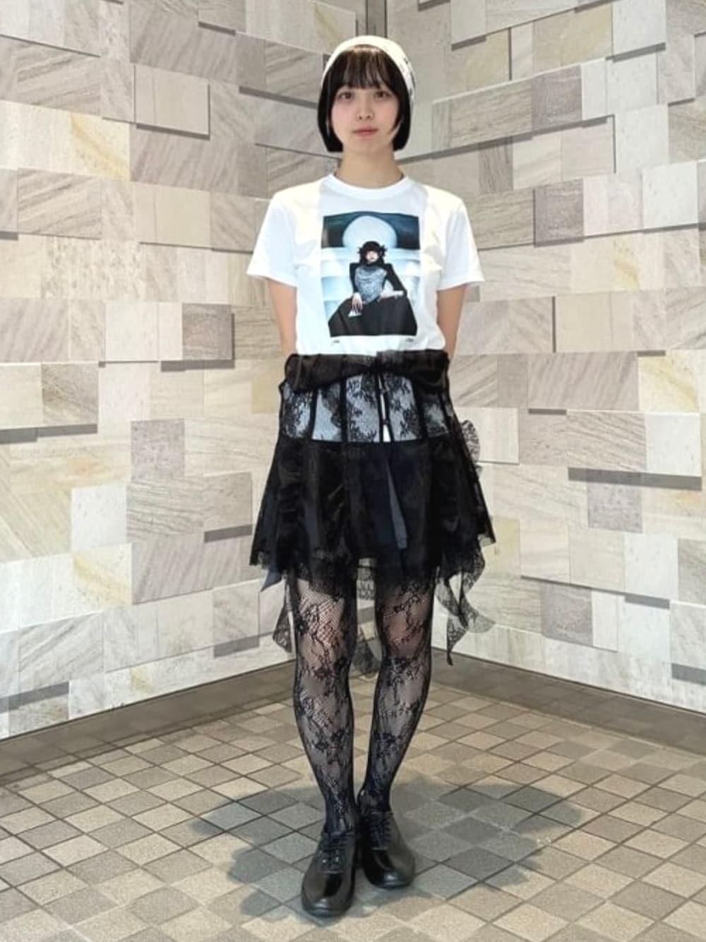 ブラック系のシャツ/ブラウス、ホワイト系のTシャツ/カットソー、ブラック系のスカートを着用したレディースの夏コーディネートの1枚目の写真