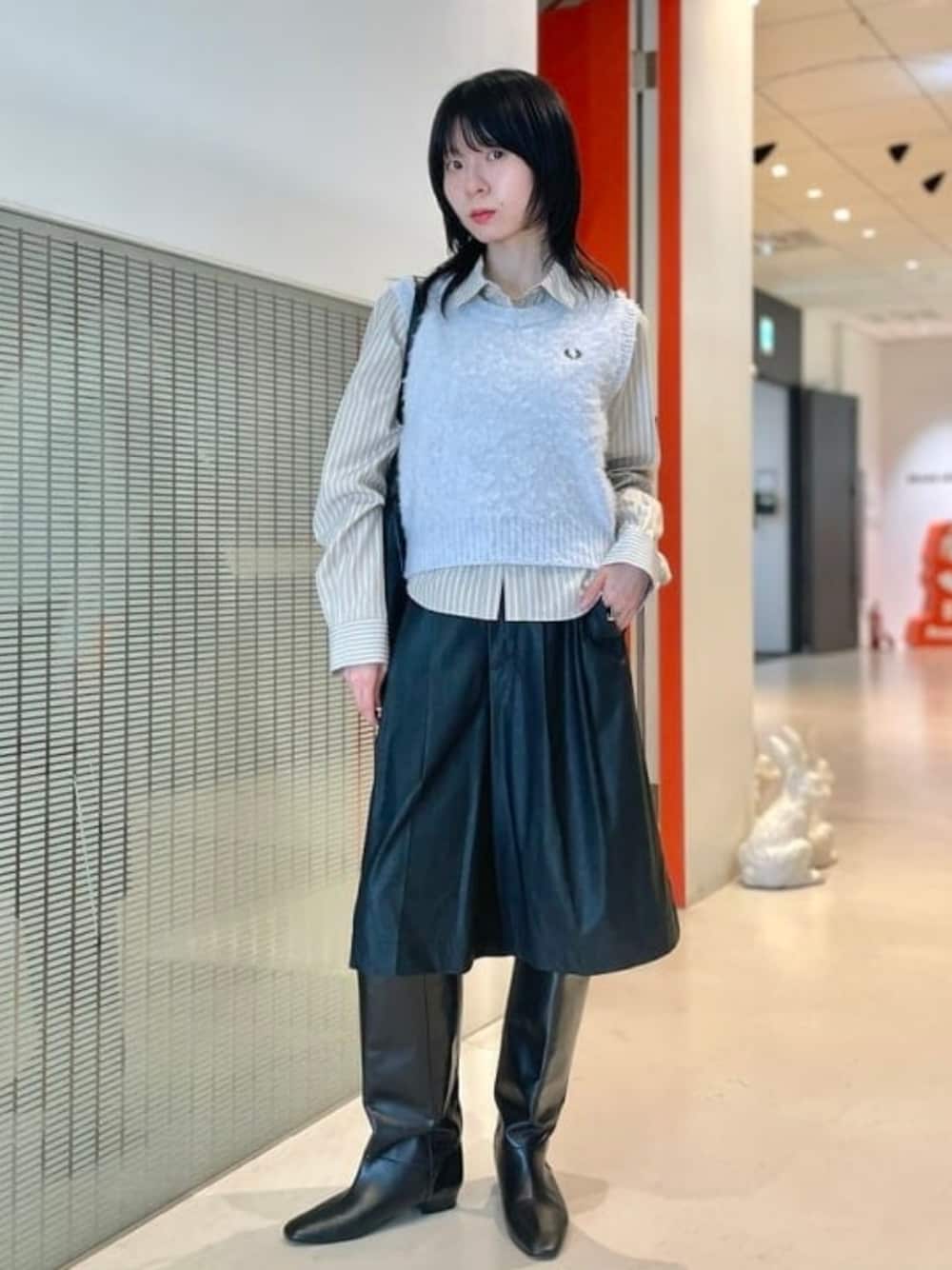 ブラック系のその他パンツ、ブルー系のシャツ/ブラウス、ブルー系のニット/セーターを着用したレディースの夏コーディネートの1枚目の写真
