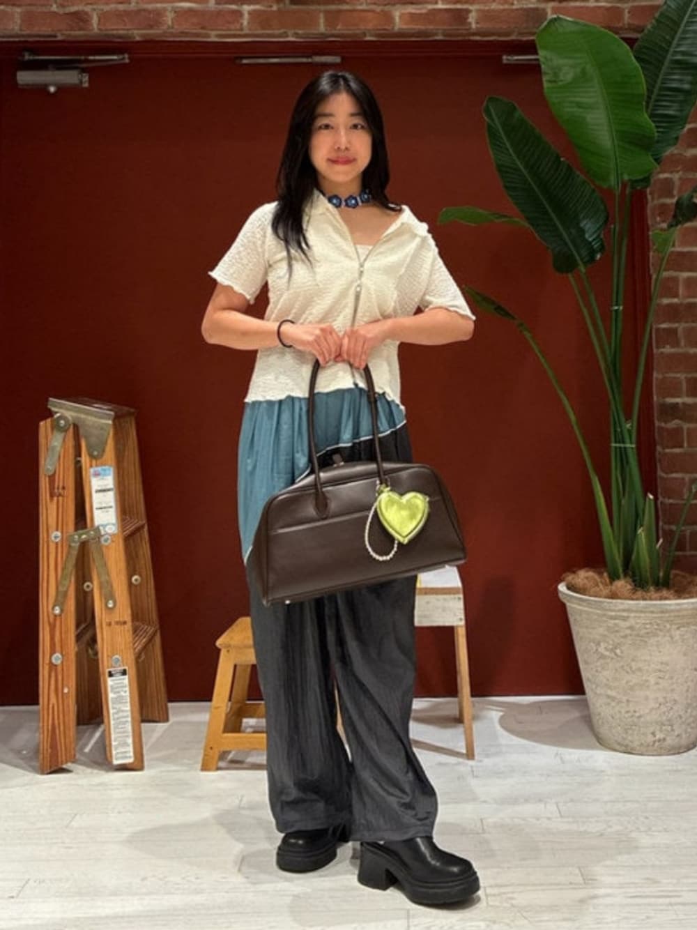 ブラウン系のトートバッグ、ホワイト系のカーディガン/ボレロを着用したレディースの夏コーディネートの1枚目の写真