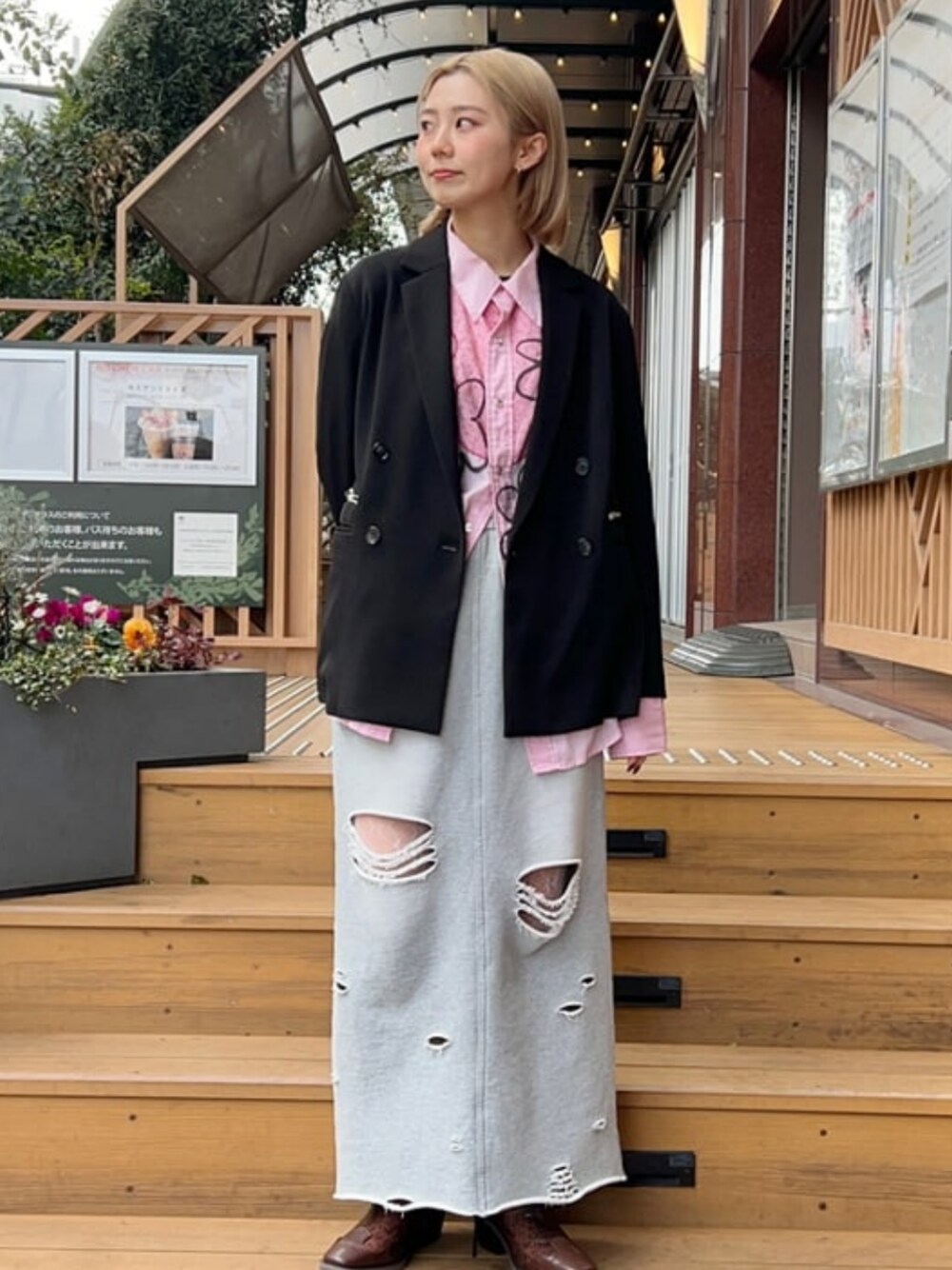 ブラック系のテーラードジャケットを着用したレディースの冬コーディネートの1枚目の写真