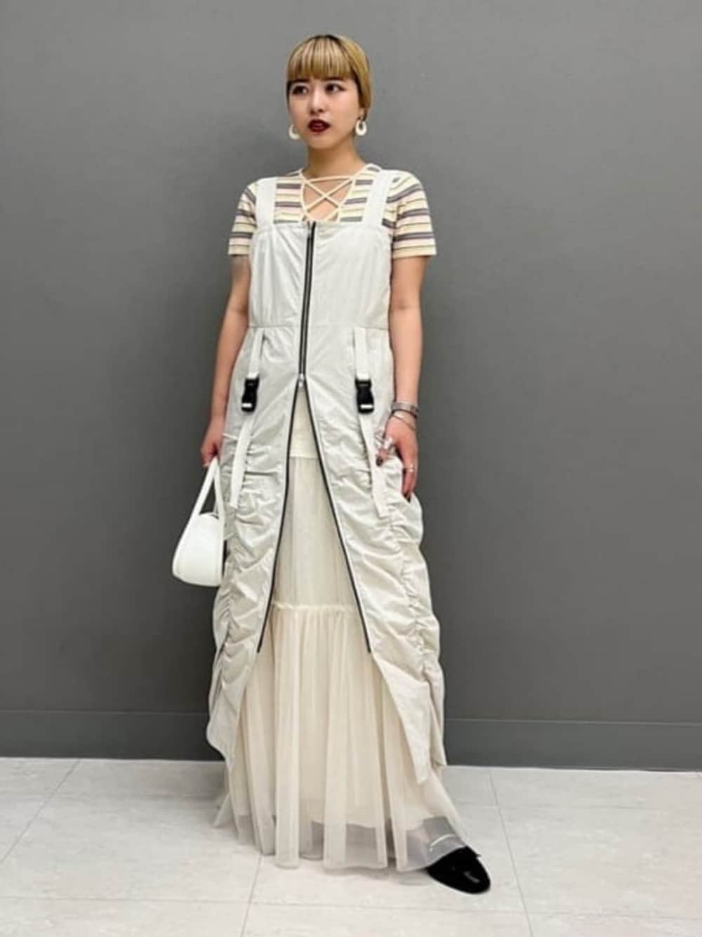 ホワイト系のショルダーバッグ、ホワイト系のワンピース、ホワイト系のスカートを着用したレディースの夏コーディネートの1枚目の写真