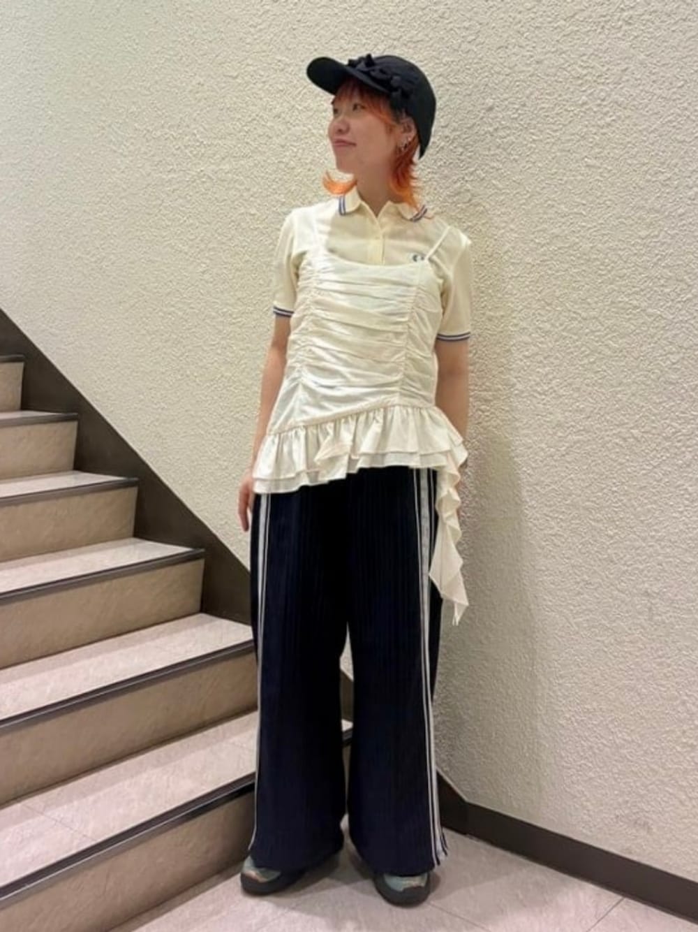 ブルー系のその他パンツ、ホワイト系のキャミソール、ホワイト系のポロシャツを着用したレディースの春コーディネートの1枚目の写真