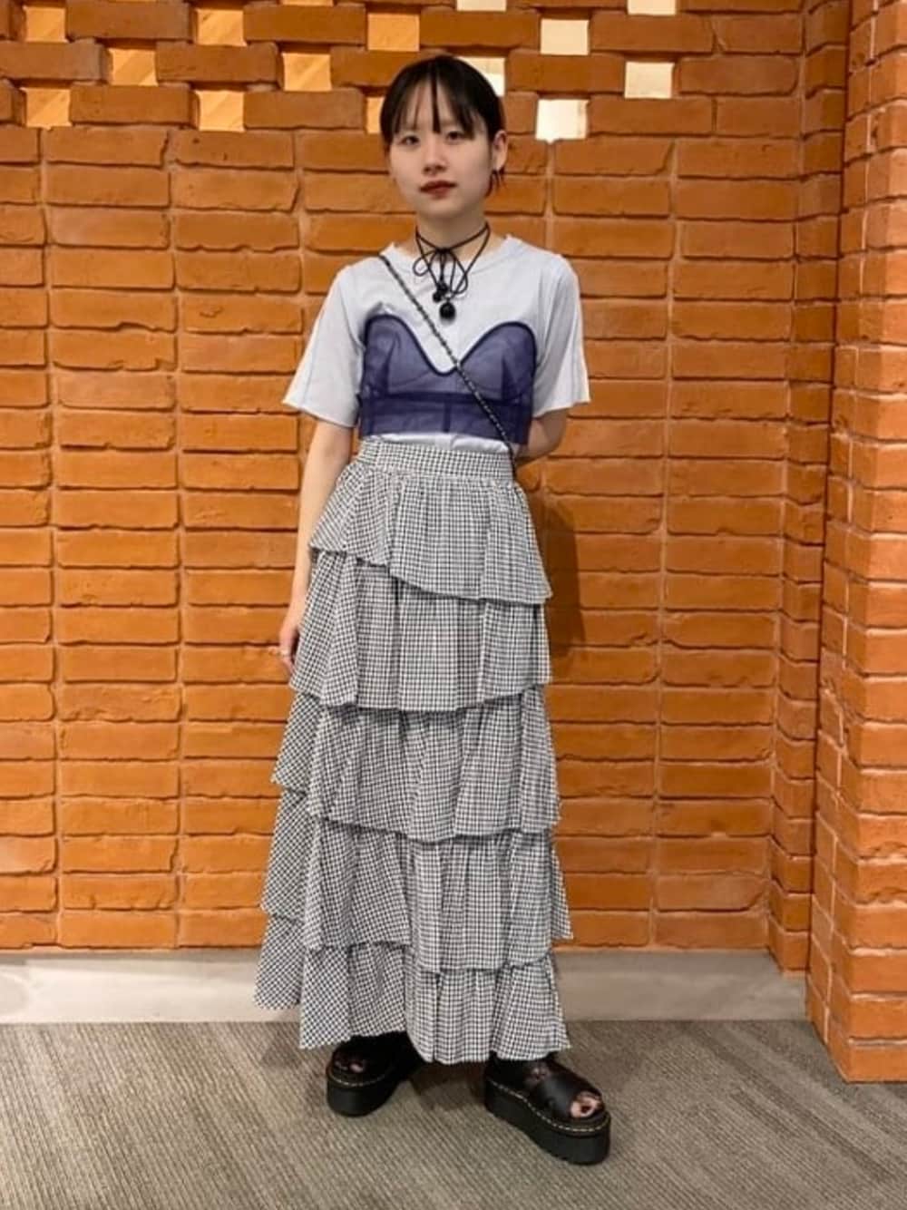 ブラック系のサンダル、ブラック系のショルダーバッグ、グレー系のTシャツ/カットソーを着用したレディースの春コーディネートの1枚目の写真