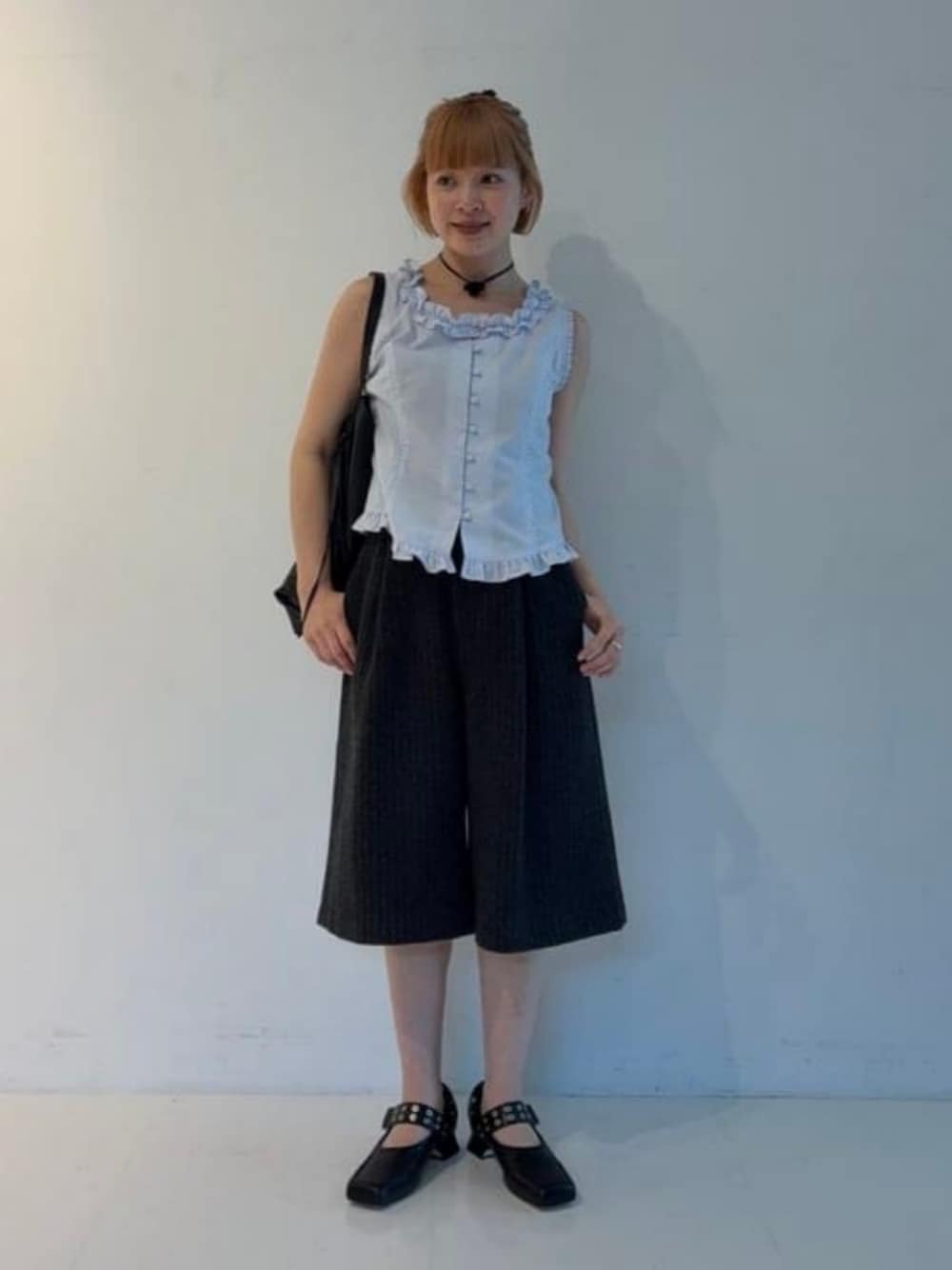 ブルー系のシャツ/ブラウスを着用したレディースの夏コーディネートの1枚目の写真
