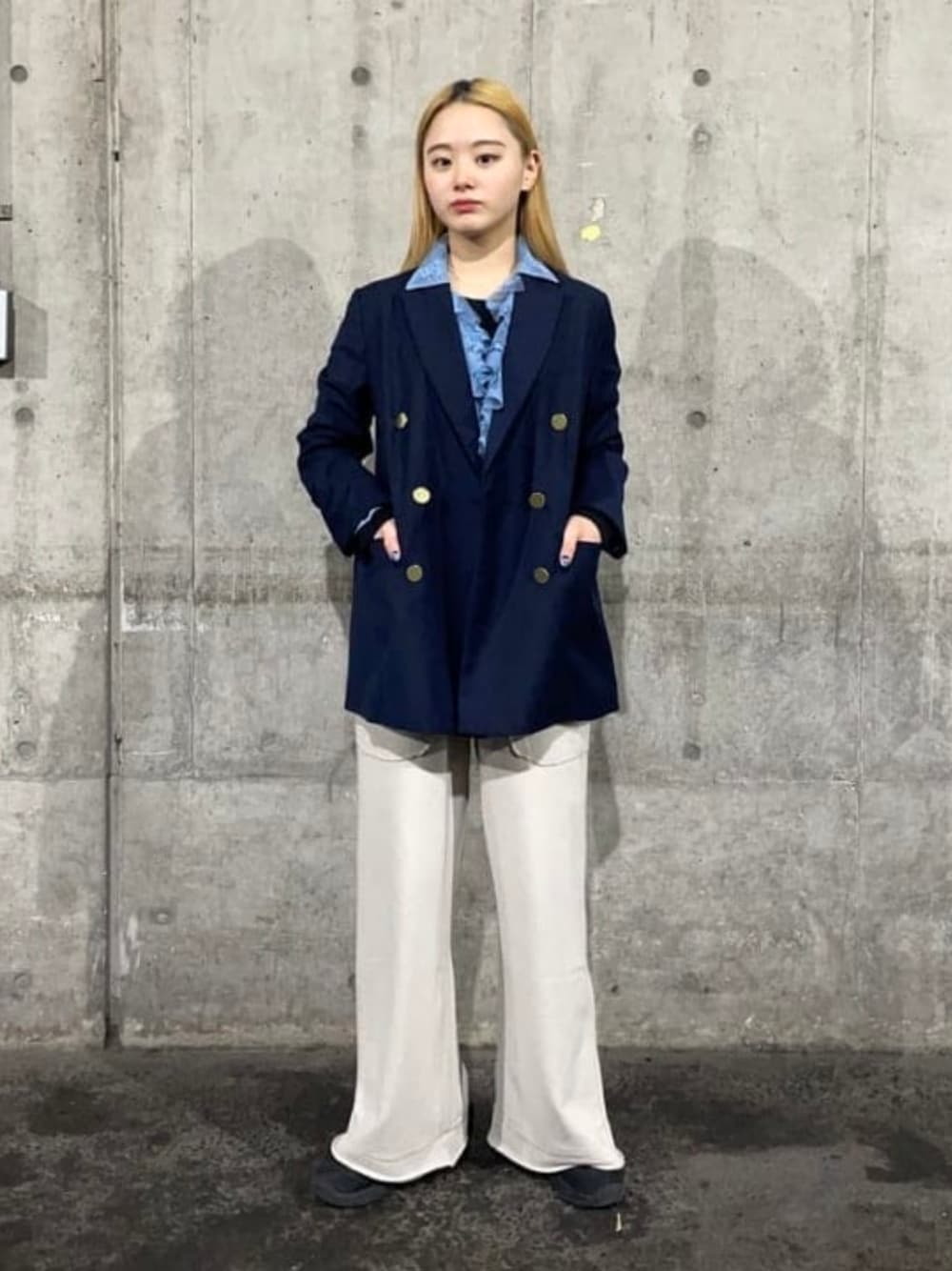 ブルー系のシャツ/ブラウス、ブルー系のテーラードジャケット、ベージュ系のその他パンツを着用したレディースの冬コーディネートの1枚目の写真