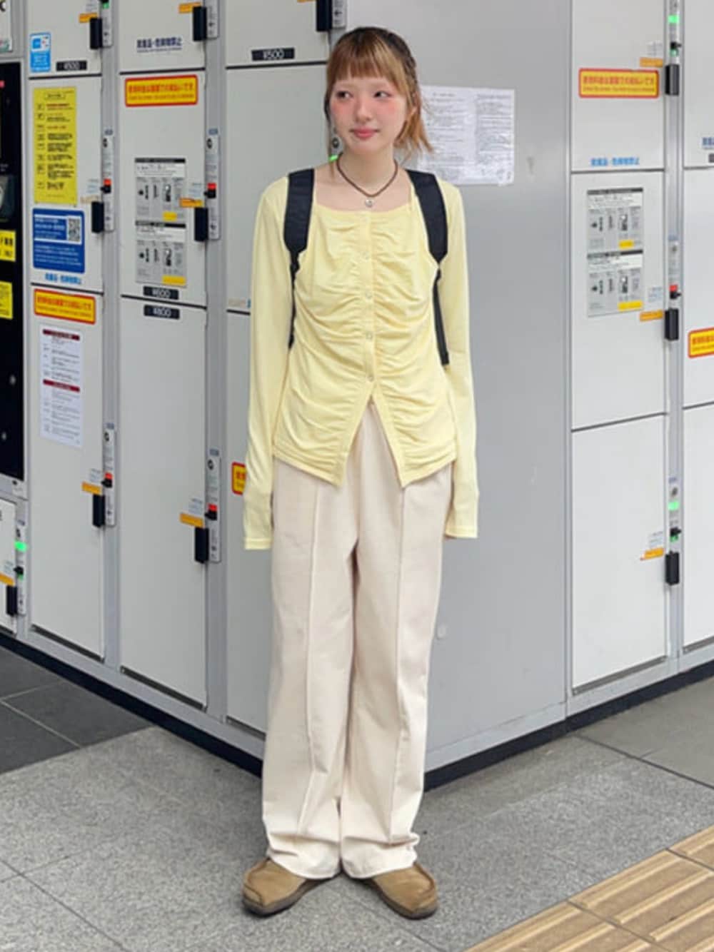 ベージュ系のTシャツ/カットソー、ブラック系のバックパック/リュック、ベージュ系のその他パンツを着用したレディースの春コーディネートの1枚目の写真