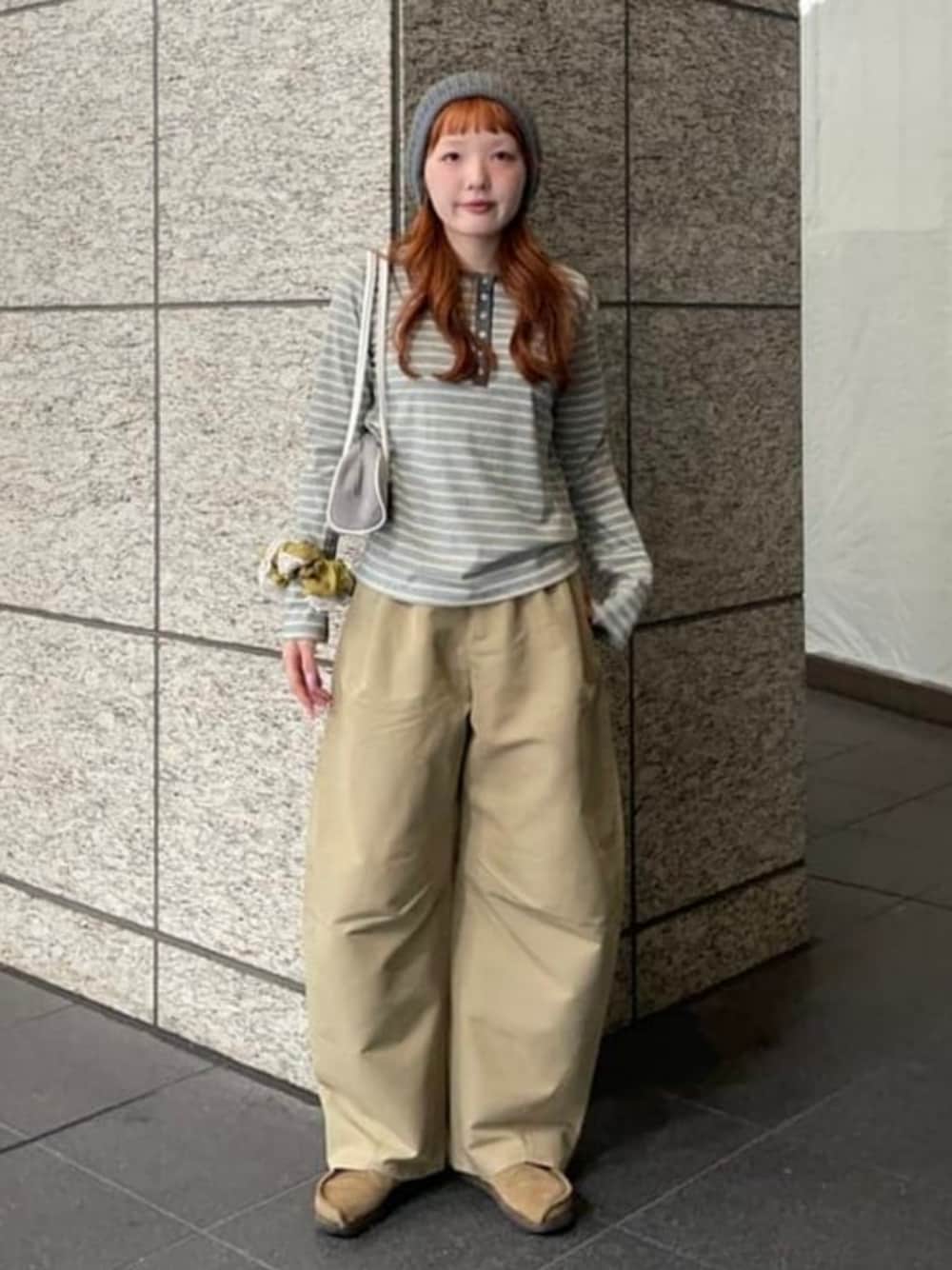 グリーン系のチノパンツ、グレー系のTシャツ/カットソーを着用したレディースの秋コーディネートの1枚目の写真