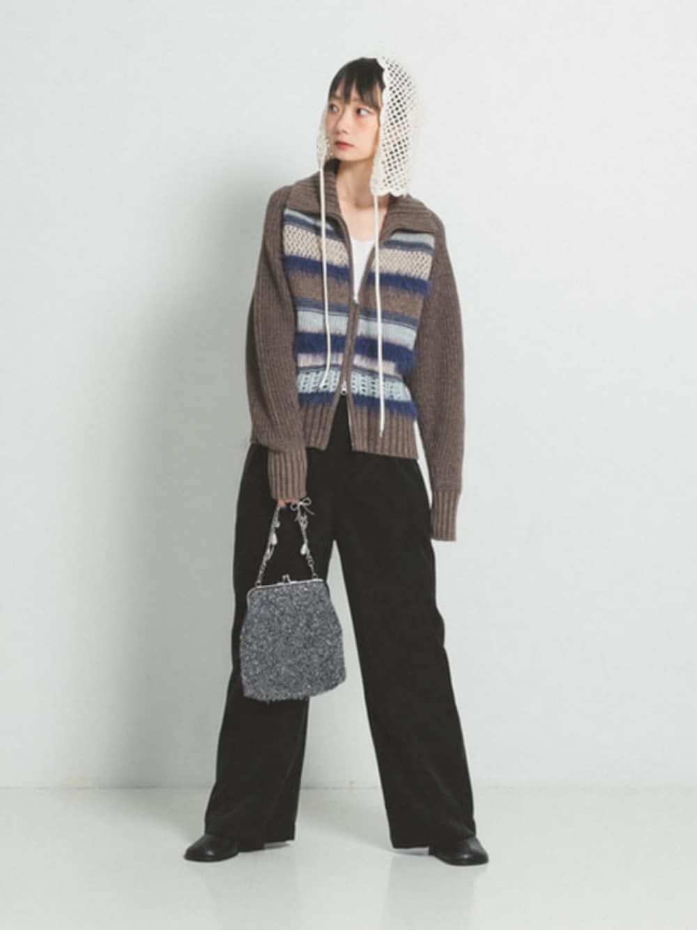 ブラック系のトートバッグ、ブラック系のその他パンツ、ブラウン系のカーディガン/ボレロを着用したレディースの秋コーディネートの1枚目の写真