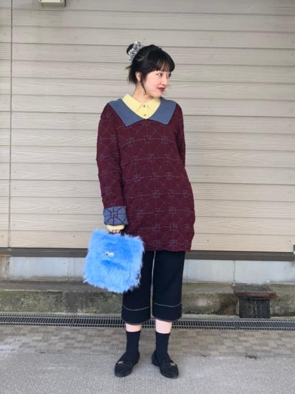 ベージュ系のポロシャツ、レッド系のワンピースを着用したレディースの秋コーディネートの1枚目の写真