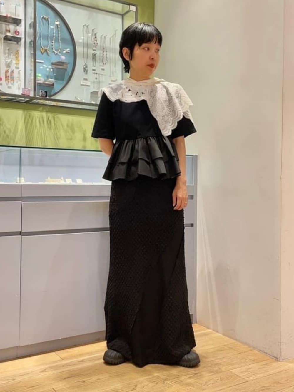 「Ray BEAMS、ティアード、シャーリング、シャーリングスカート、レイヤードスタイル、黒Tシャツ、モノトーン、夏コーデ、夏ファッション、初夏コーデ、オトナカワイイ、Tシャツコーデ、キレイめコーデ、着回しコーデ、スカートスタイル」｜「Ray BEAMSのジャカード メッシュ キリカエ スカート（スカート、ブラック系）」を使った、Ray BEAMSさん（レディース・155cm）の夏コーディネートの1枚目の写真
