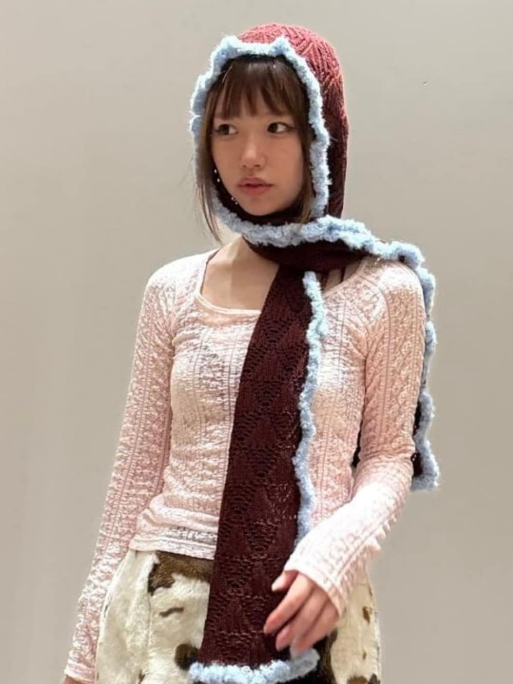 その他のスカート、レッド系のマフラーを着用したレディースの秋コーディネートの1枚目の写真