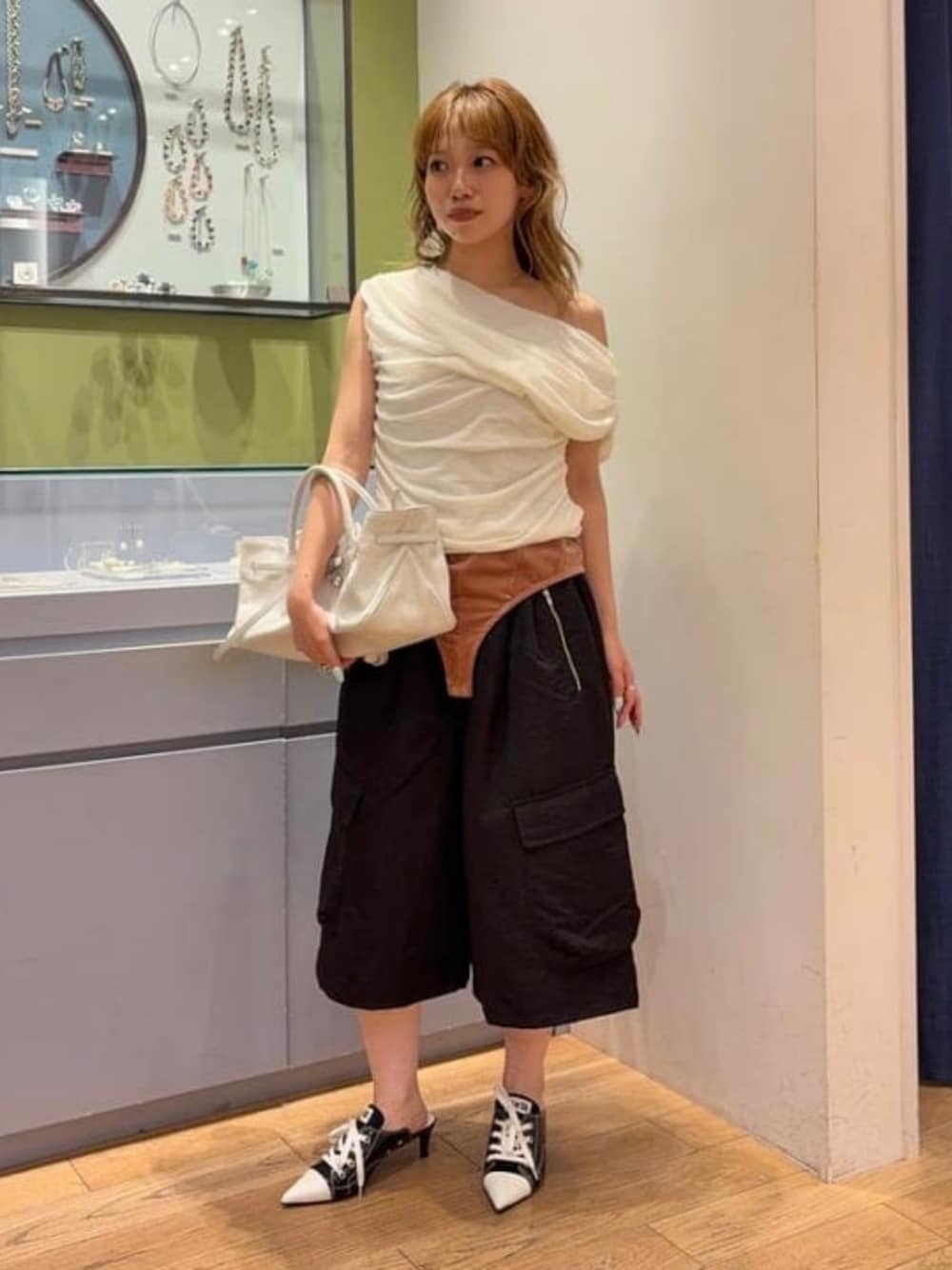 ブラック系のカーゴパンツ、ホワイト系のTシャツ/カットソー、ピンク系のTシャツ/カットソーを着用したレディースの夏コーディネートの1枚目の写真