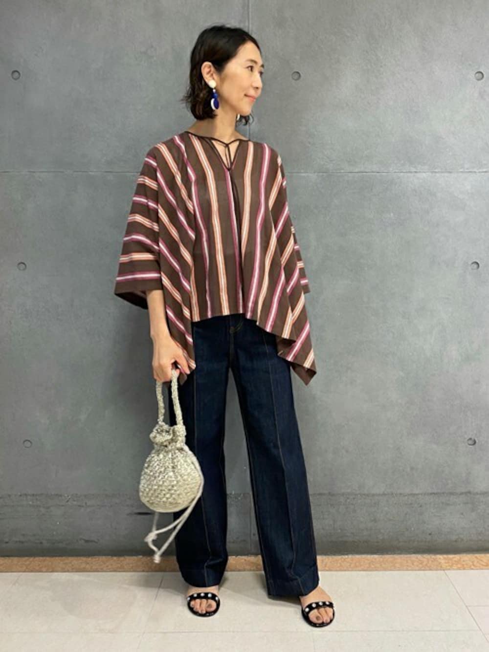 「デニム、大人カジュアル、コンビネゾン、２ＷＡＹ、トゥモローランド、MACPHEE、TOMORROWLAND、ポンチョブラウス、TOMORROWLAND collection、FRANCINE BRAMLI PARIS」｜「TOMORROWLAND のアイレットストライプ ポンチョブラウス（シャツ/ブラウス、ブラウン系）」を使った、Takagi_TOMORROWLANDさん（レディース・167cm）の冬コーディネートの1枚目の写真