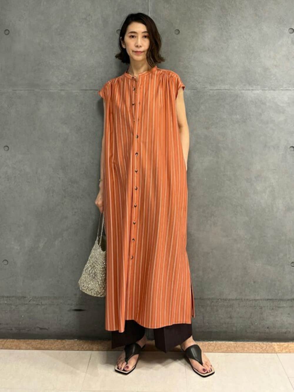 「ワンピース、大人カジュアル、ブラウン、トゥモローランド、MACPHEE、TOMORROWLAND、ballsey、PHILIPPE AUDIBERT、lucas jack、TOMORROWLAND collection」｜「TOMORROWLAND のコットンポリエステルストライプ バンドカラーシャツワンピース（シャツワンピース、ブラウン系）」を使った、Takagi_TOMORROWLANDさん（レディース・167cm）の春コーディネートの1枚目の写真