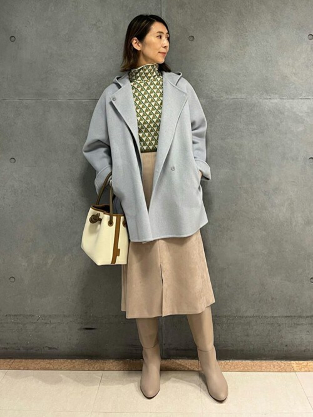 「ベージュ、別注、柄ニット、トゥモローランド、ショートコート、ペールトーン、TOMORROWLAND、フェイクスエード、ballsey、VASIC」｜「BALLSEYの【一部WEB先行予約】プレミアムウールリバー フーデッドショートコート（その他アウター、ベージュ系）」を使った、Takagi_TOMORROWLANDさん（レディース・167cm）の秋コーディネートの1枚目の写真
