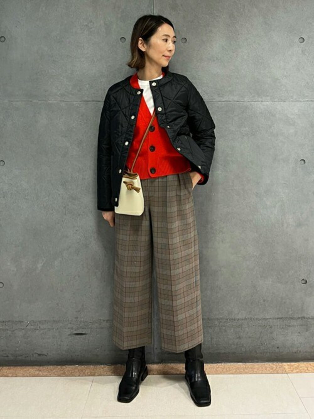 「カーディガン、レッド、別注、チェックパンツ、トゥモローランド、MACKINTOSH、MACPHEE、TOMORROWLAND、VASIC、JVAM」｜「MACPHEEの【一部予約】ラムカシミヤ Vネックカーディガン（カーディガン/ボレロ、レッド系）」を使った、Takagi_TOMORROWLANDさん（レディース・167cm）の秋コーディネートの1枚目の写真