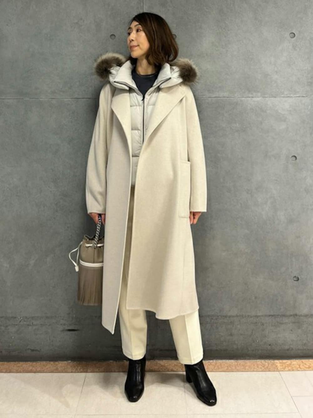 「ダウンベスト、ワントーンコーデ、ノーカラーコート、トゥモローランド、FABIO RUSCONI 、TATRAS、TOMORROWLAND、J&M DAVIDSON、ballsey、DES PRÉS」｜「BALLSEYのプレミアムウールリバー ノーカラーコート（ノーカラーコート、ベージュ系）」を使った、Takagi_TOMORROWLANDさん（レディース・167cm）の秋コーディネートの1枚目の写真