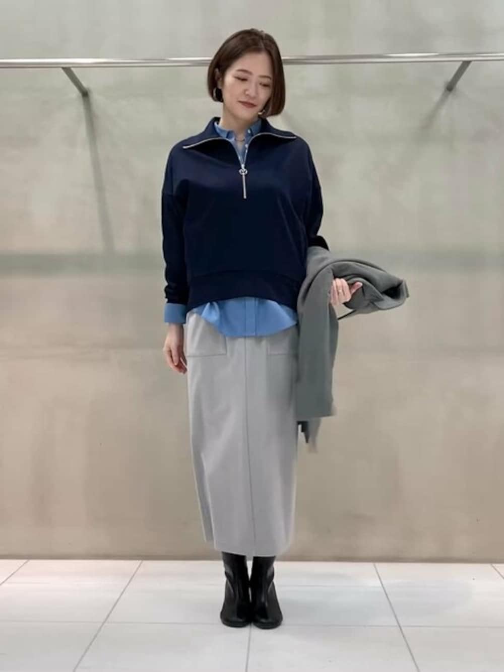 ブルー系のTシャツ/カットソー、ブルー系のシャツ/ブラウスを着用したレディースの冬コーディネートの1枚目の写真