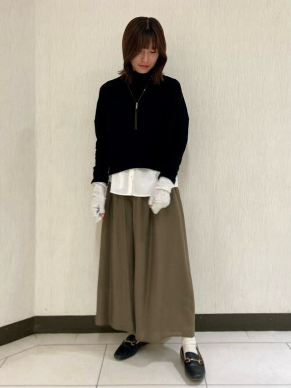 ブラック系のTシャツ/カットソー、グレー系の手袋を着用したレディースの冬コーディネートの1枚目の写真