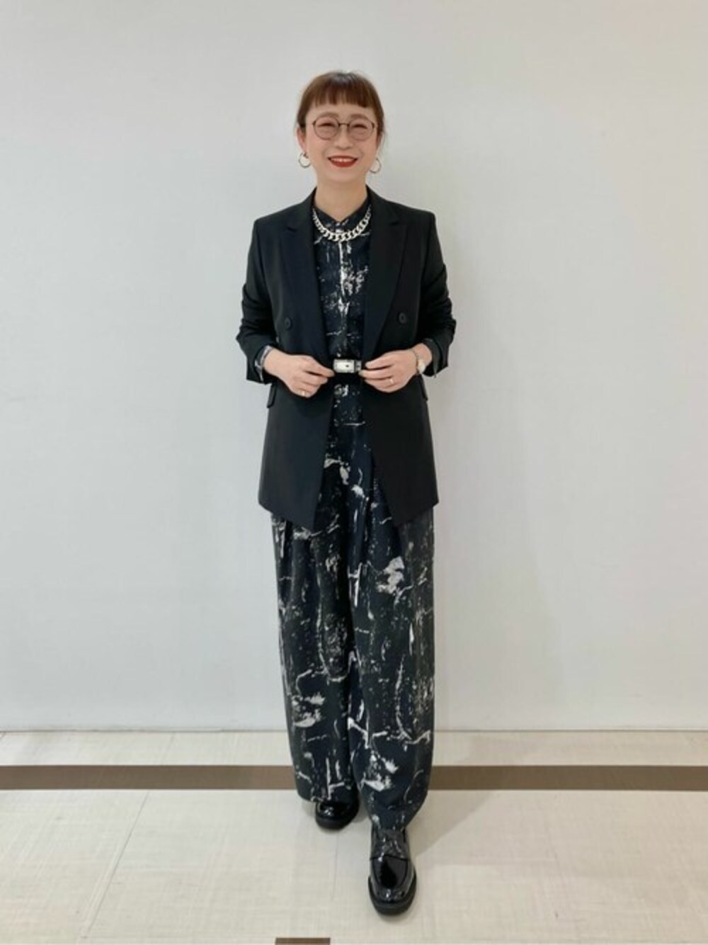 「ジャケット、ブラック、モノトーン、ワイドパンツ、大人コーデ、モード、ootd、オフィススタイル、コムサ、COMME CA」｜「COMME CAの【セットアップ対応】2WAYストレッチトロ ダブルジャケット（セットアップ、ブラック系）」を使った、COMME CA OFFICIALさん（レディース・161cm）の冬コーディネートの1枚目の写真