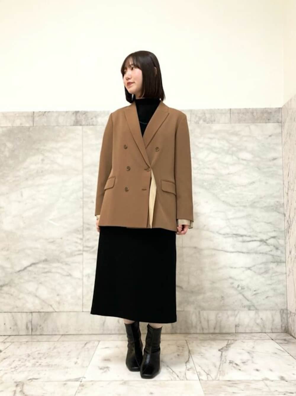 「ジャケット、ブラック、冬コーデ、大人カジュアル、キャメル、フェミニン、ootd、シンプルコーデ、コムサ、COMME CA」｜「COMME CAのツイステッドドビーカルゼ ジャケット（テーラードジャケット、イエロー系）」を使った、COMME CA OFFICIALさん（レディース・157cm）の冬コーディネートの1枚目の写真