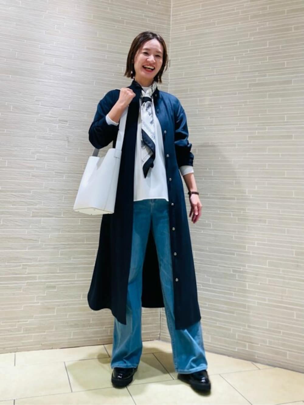 ブルー系のワンピース、ホワイト系のTシャツ/カットソー、ブルー系のデニムパンツを着用したレディースの春コーディネートの1枚目の写真