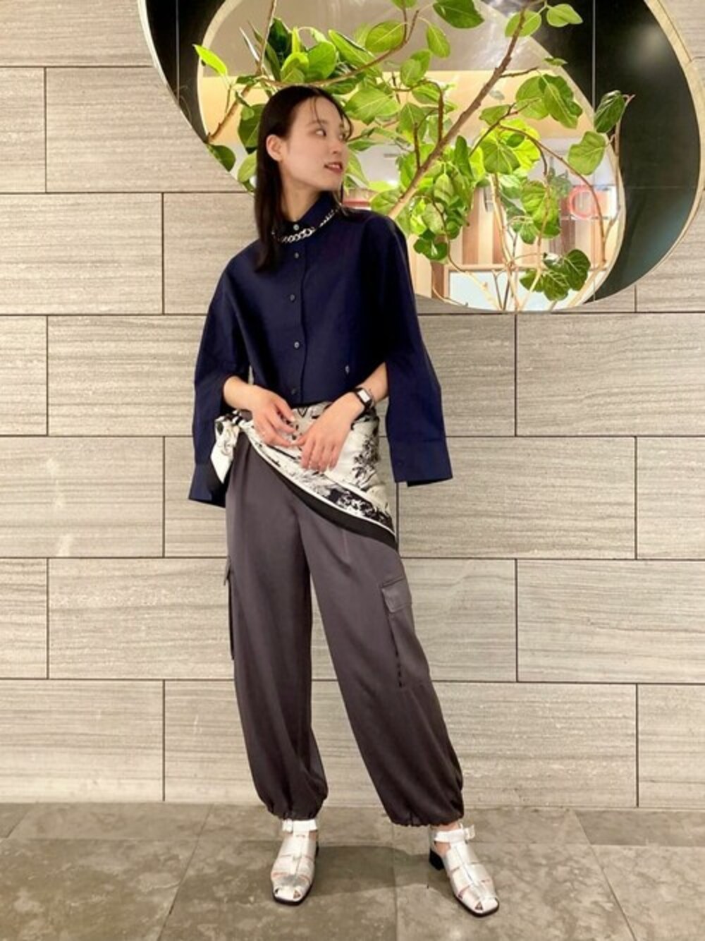 「カジュアル、スカーフ、大人カジュアル、お出かけコーデ、サテンパンツ、ootd、春コーデ、クロップドトップス、コムサ、COMME CA」｜「COMME CAのストライプタイプライター／バルキーオックスフォード クロップドシャツ（シャツ/ブラウス、ブルー系）」を使った、COMME CA OFFICIALさん（レディース・169cm）の春コーディネートの1枚目の写真