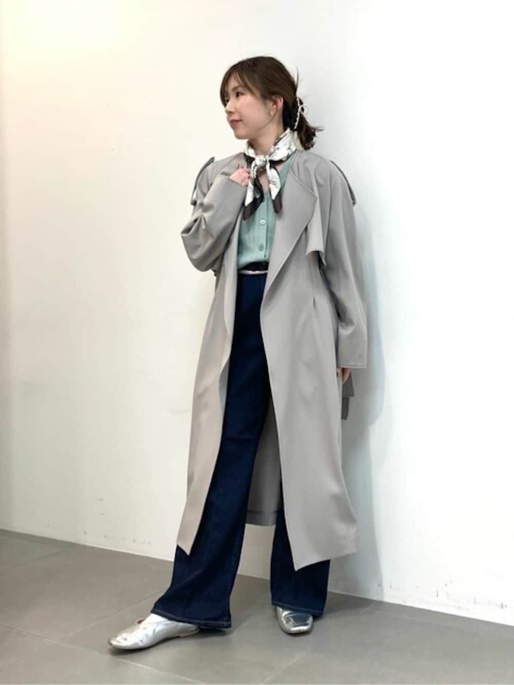「デニム、スカーフ、大人カジュアル、きれいめカジュアル、春コート、ootd、春コーデ、コムサ、COMME CA」｜「K.T KIYOKO TAKASEのサイロフィルギャバ 3WAYトレンチコート（トレンチコート、ベージュ系）」を使った、COMME CA OFFICIALさん（レディース・155cm）の春コーディネートの1枚目の写真