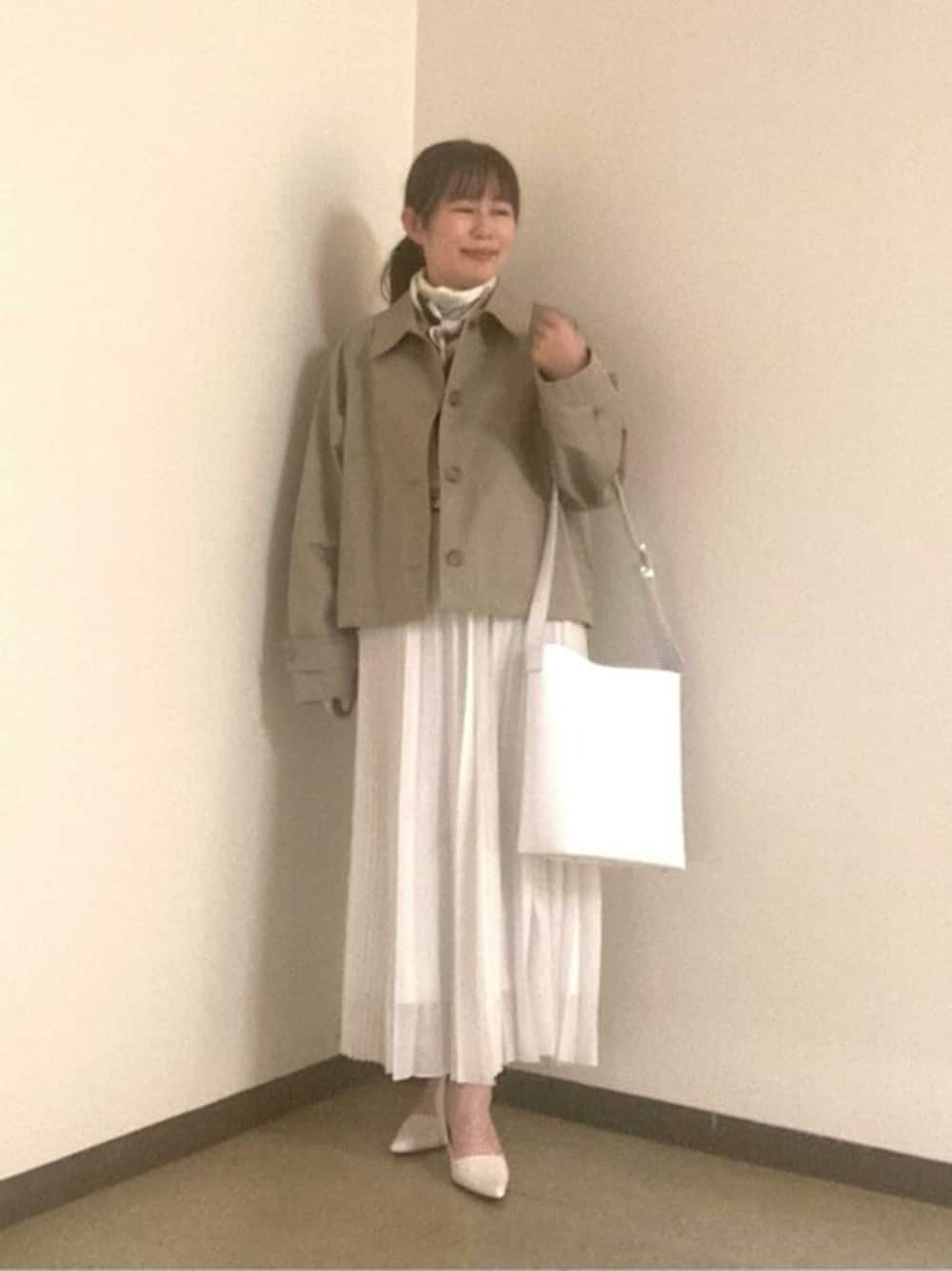 グリーン系のブルゾン、グレー系のスカート、ホワイト系のニット/セーターを着用したレディースの春コーディネートの1枚目の写真