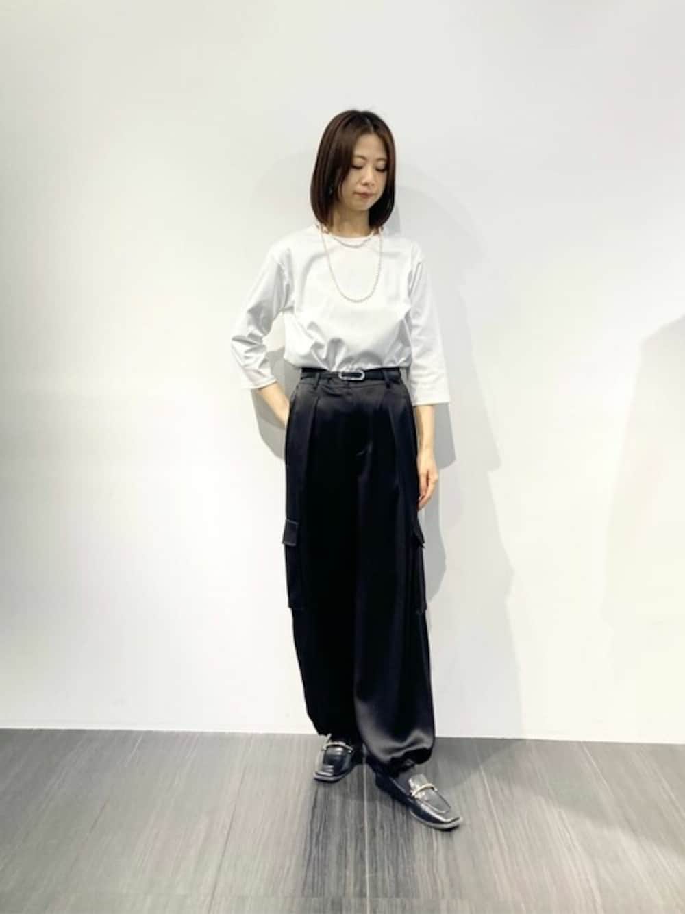 ホワイト系のTシャツ/カットソー、グレー系のブルゾン、ブラック系のその他パンツを着用したレディースの春コーディネートの1枚目の写真