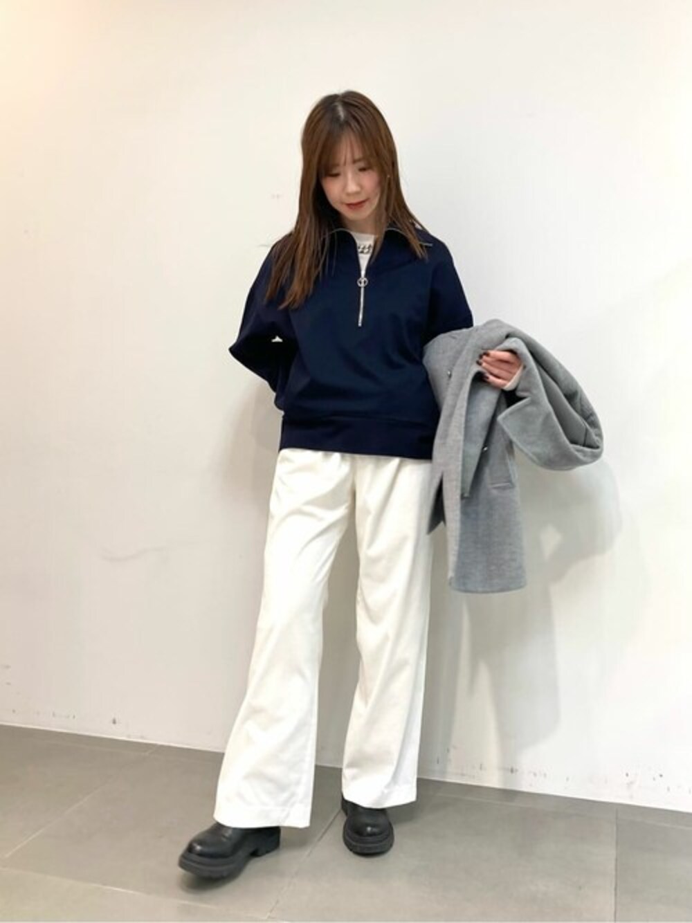 ブルー系のTシャツ/カットソー、ホワイト系のTシャツ/カットソーを着用したレディースの春コーディネートの1枚目の写真