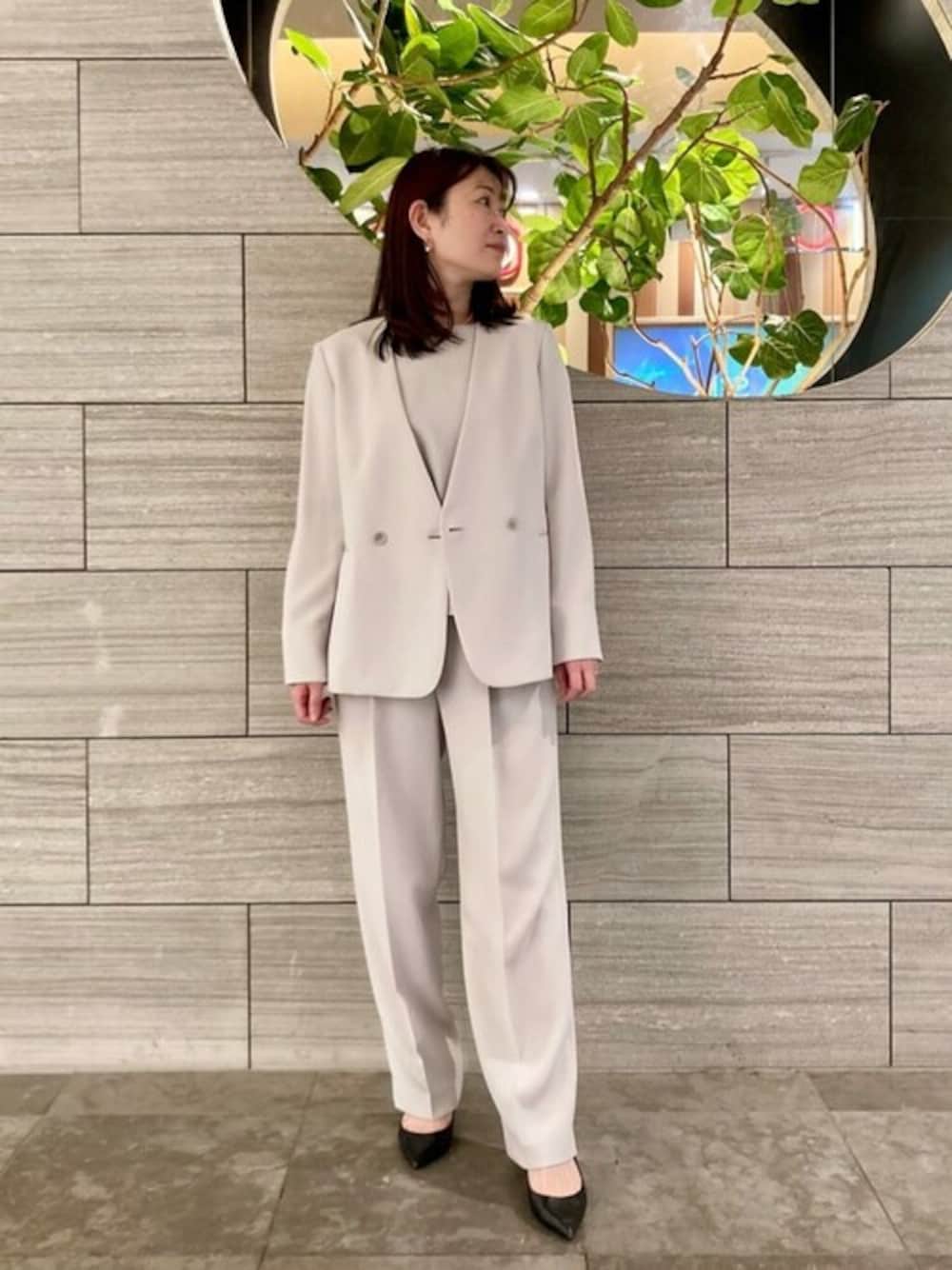 グリーン系のスーツジャケット、グレー系のシャツ/ブラウス、グリーン系のその他パンツを着用したレディースの春コーディネートの1枚目の写真